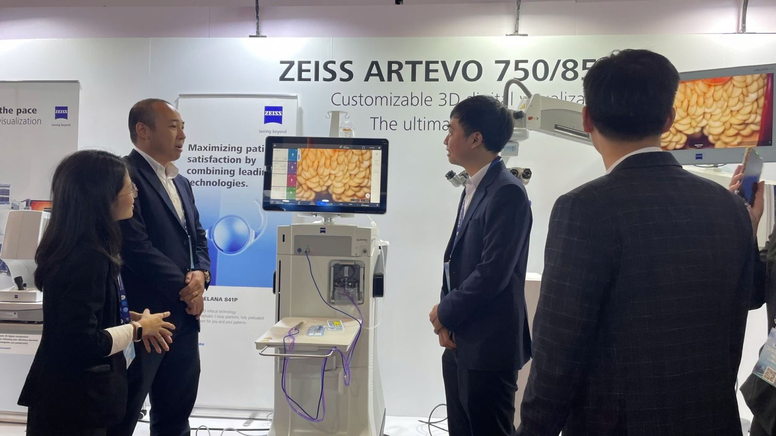 Một trong những thiết bị hiện đại về nhãn khoa được trưng bày tại triển lãm.