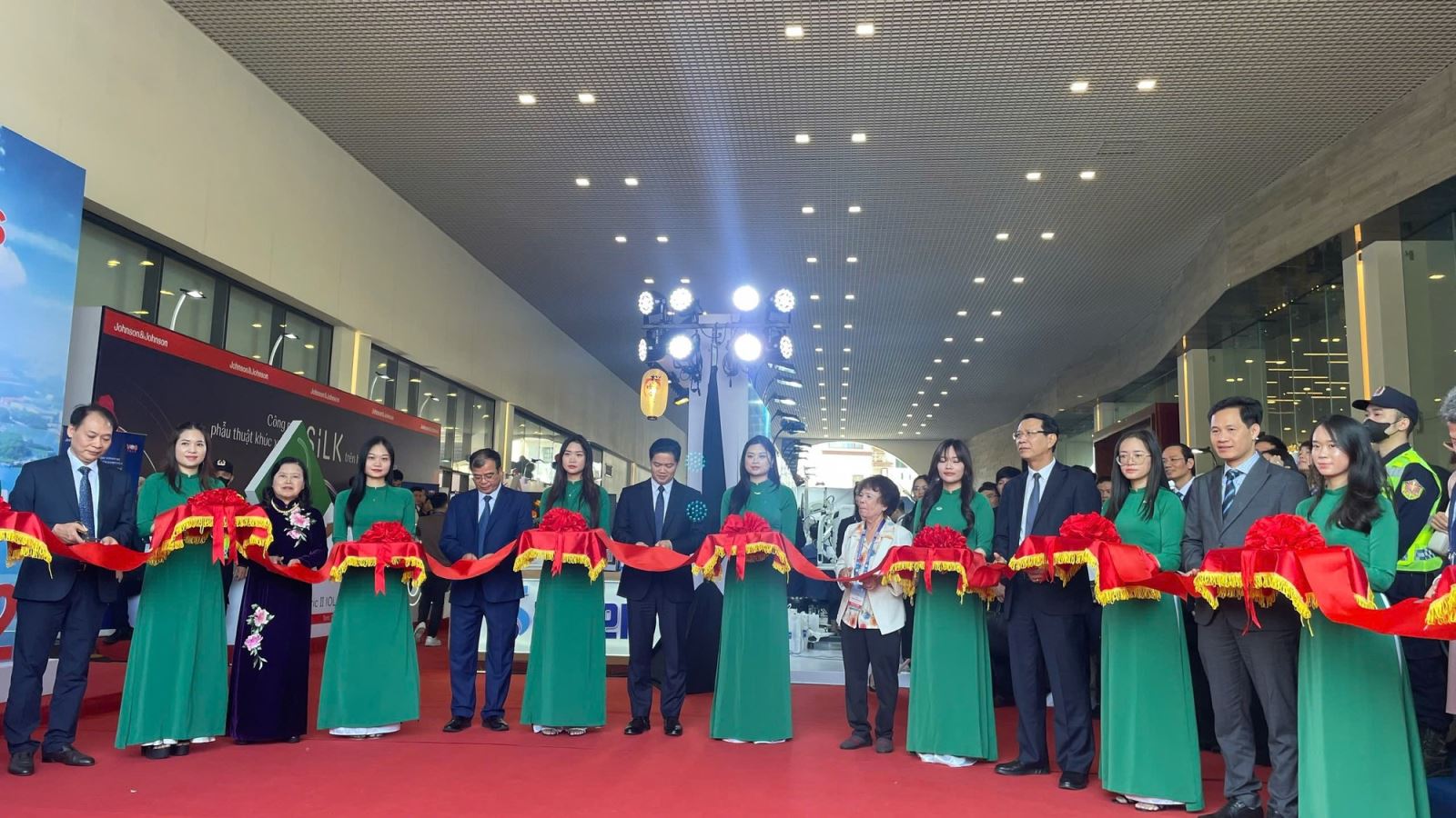 Các lãnh đạo cắt băng khai trương khu triển lãm 