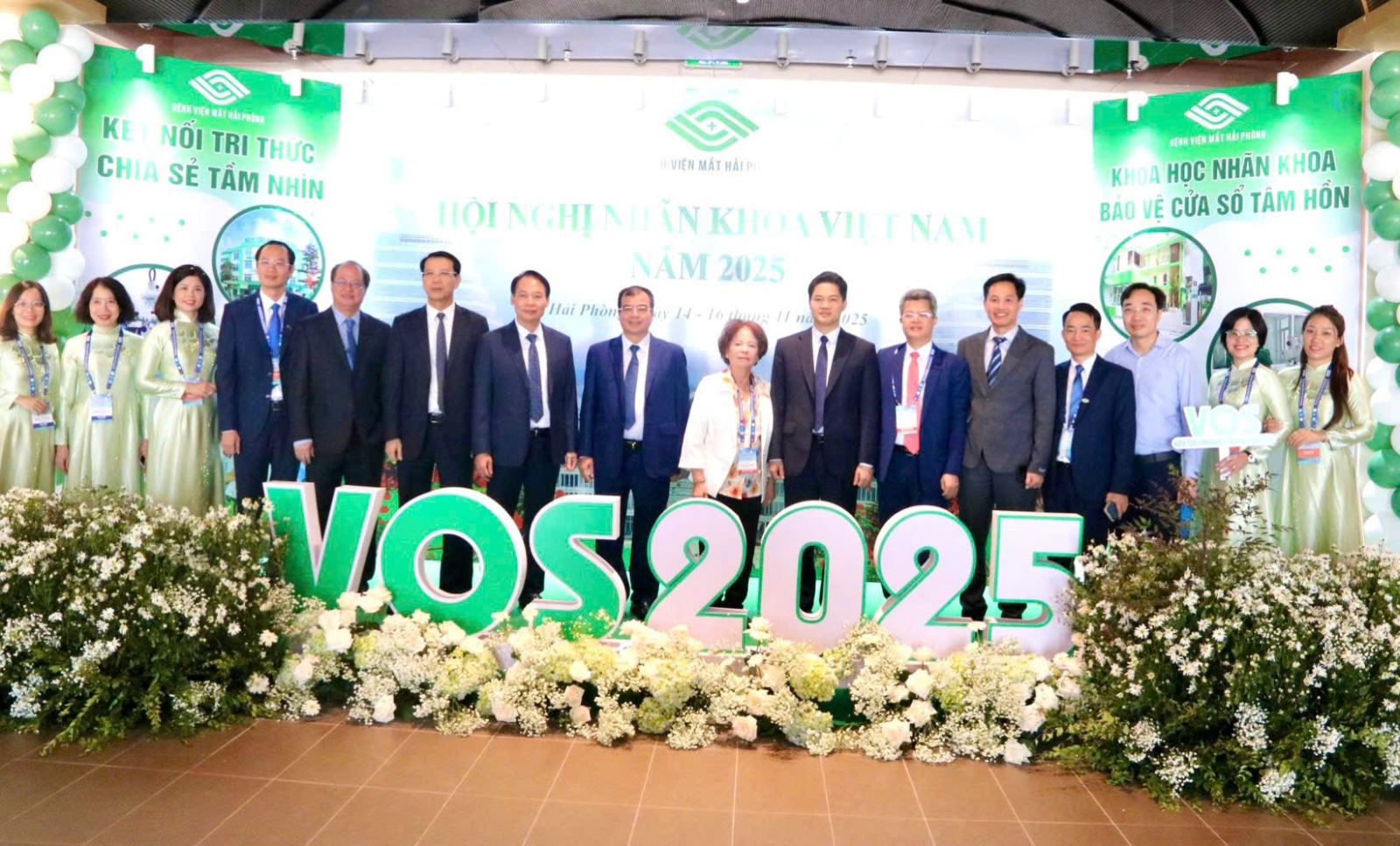 Các đại biểu chụp ảnh kỷ niệm tại sự kiện. 