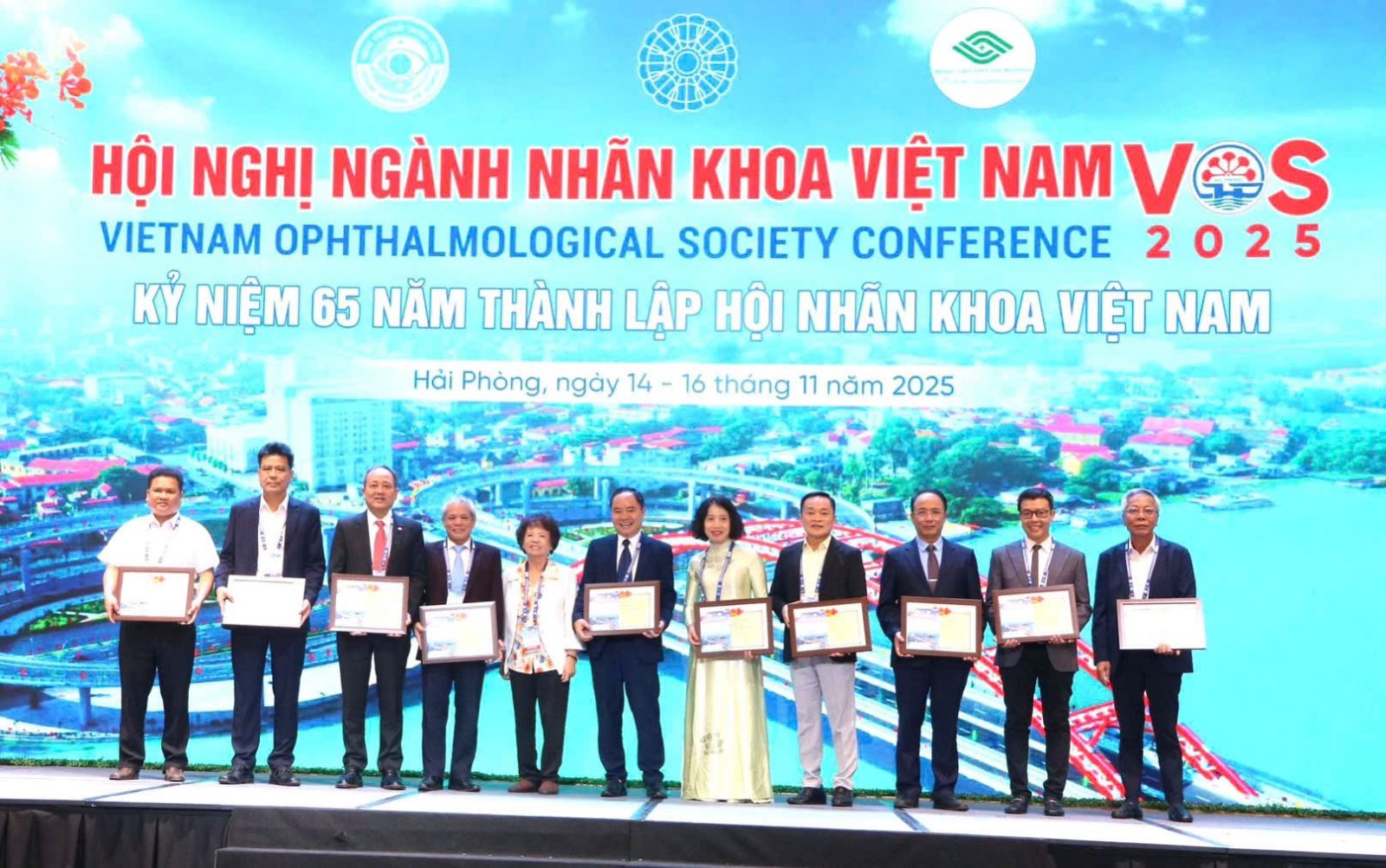 Hội Y học Việt Nam đã tặng bằng khen cho Hội Nhãn khoa Việt Nam và tặng bằng khen cho 11 tập thể và 20 cá nhân.