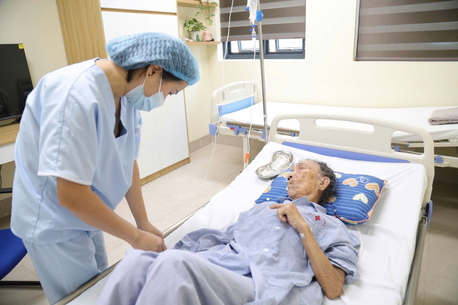 Kiểm tra sức khoẻ cho cụ bà.