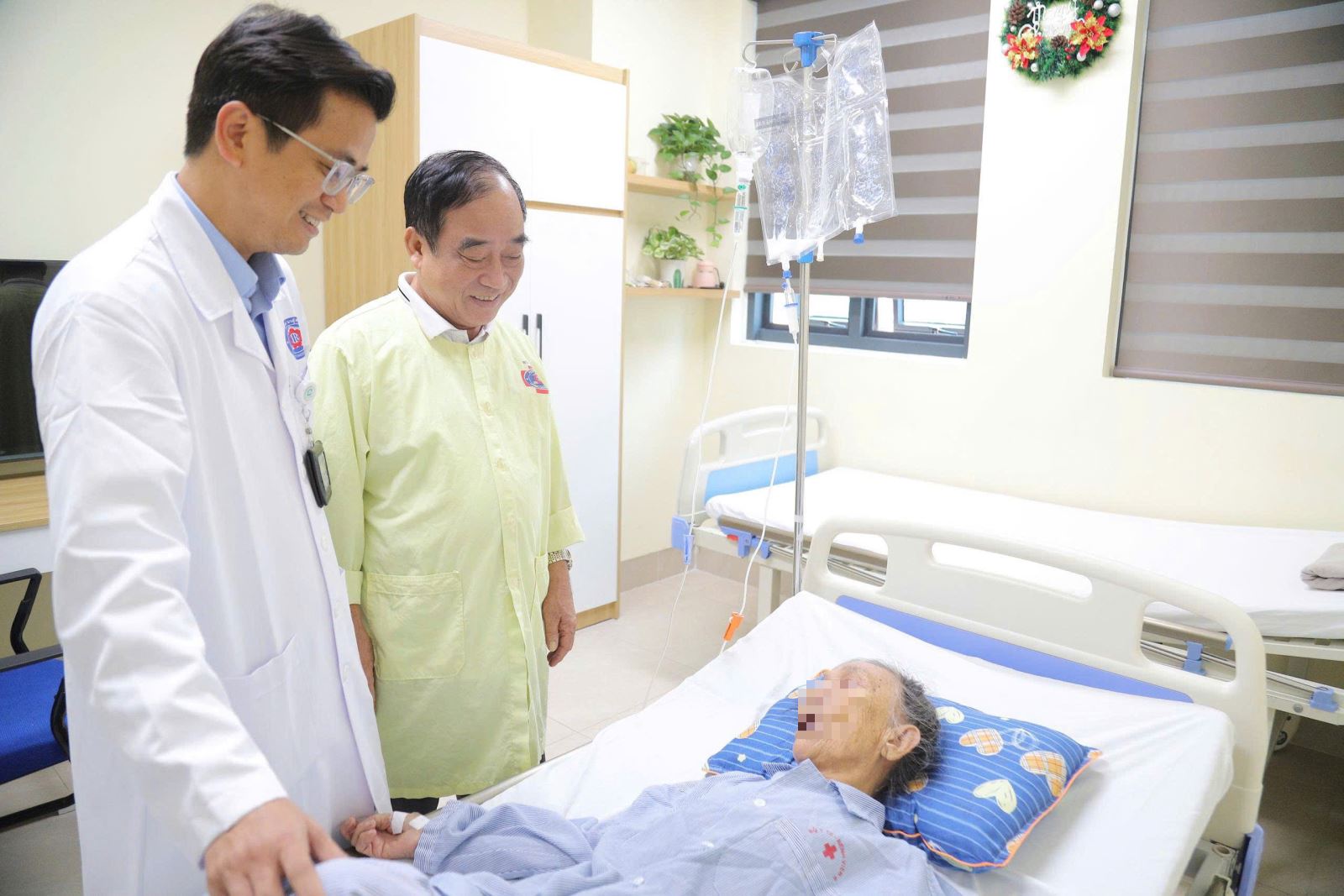 Bác sĩ và người nhà trò chuyện với cụ B.