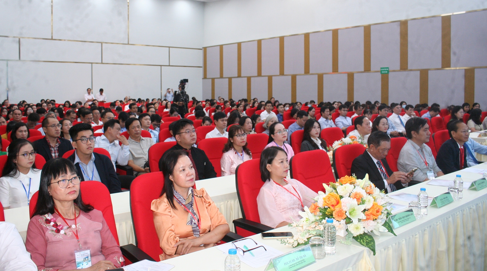 Quang cảnh phiên toàn thể hội nghị.