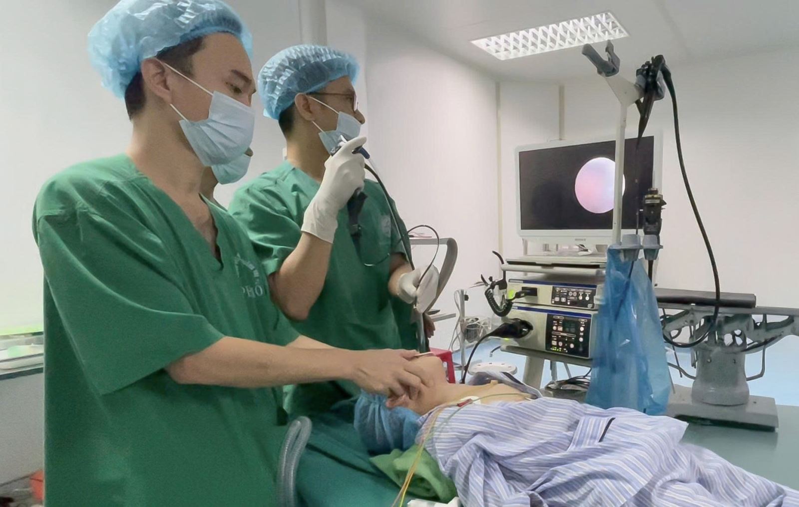 Bác sĩ tiến hành gắp dị vật.