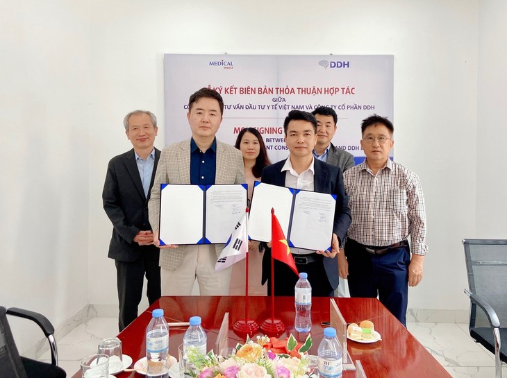 PGS, TS Đặng Đức Nhu, Chủ tịch Hội đồng quản trị tập đoàn Medical Group (phải-hàng trên