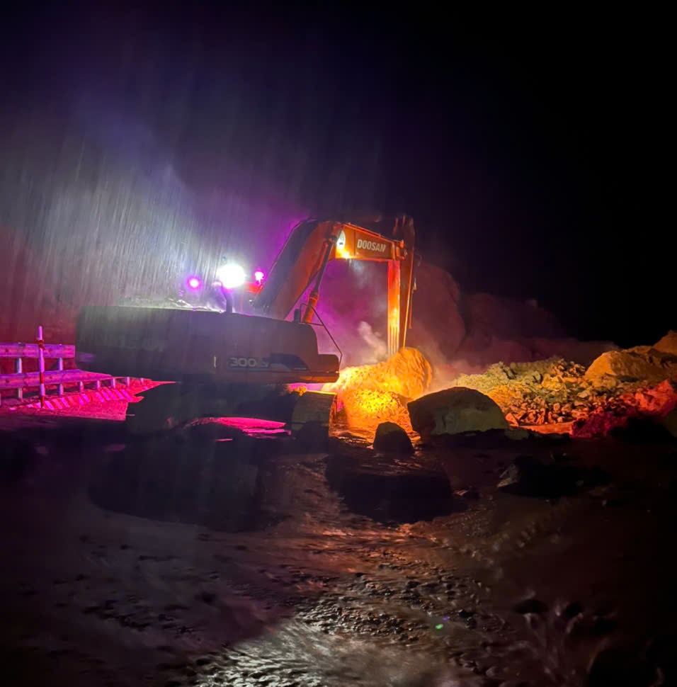 Ông Lê Thuận Đoàn cho biết, lượng đất đá sạt lở xuống đường là rất lớn.