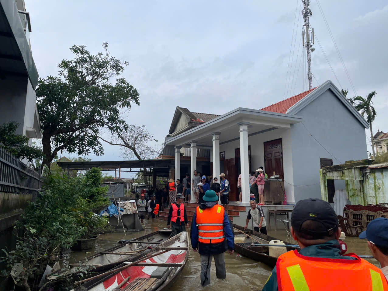 Lực lượng chức năng hỗ trợ gia đình lo hậu sự cho nạn nhân vụ lật ghe.