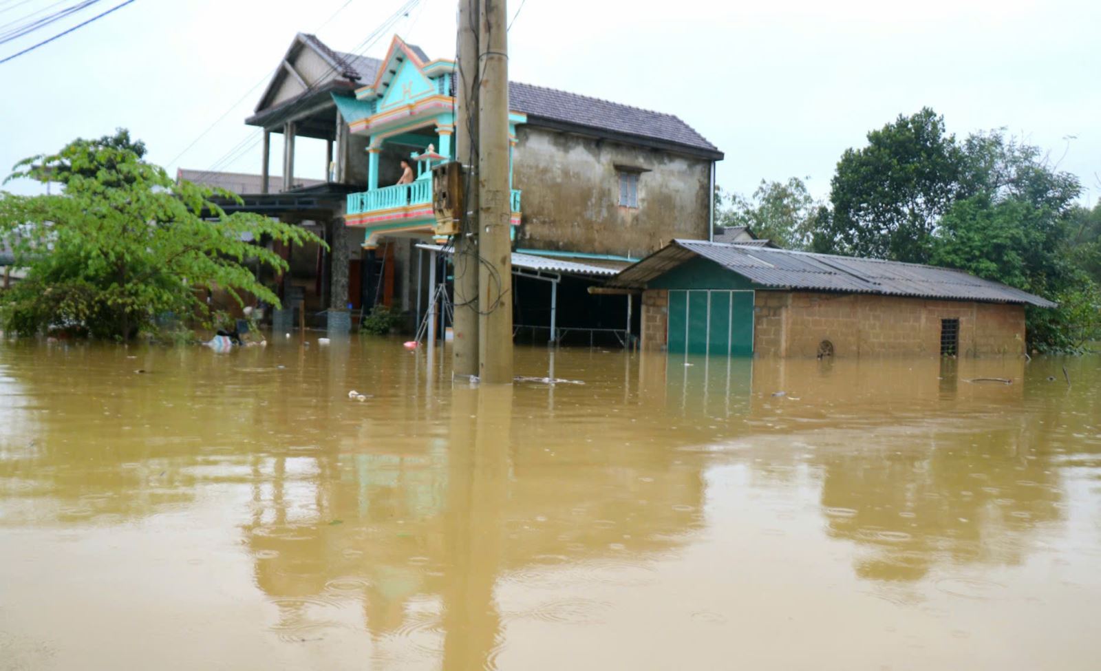 Nhiều ngôi nhà dân ngập sâu do mưa lũ.