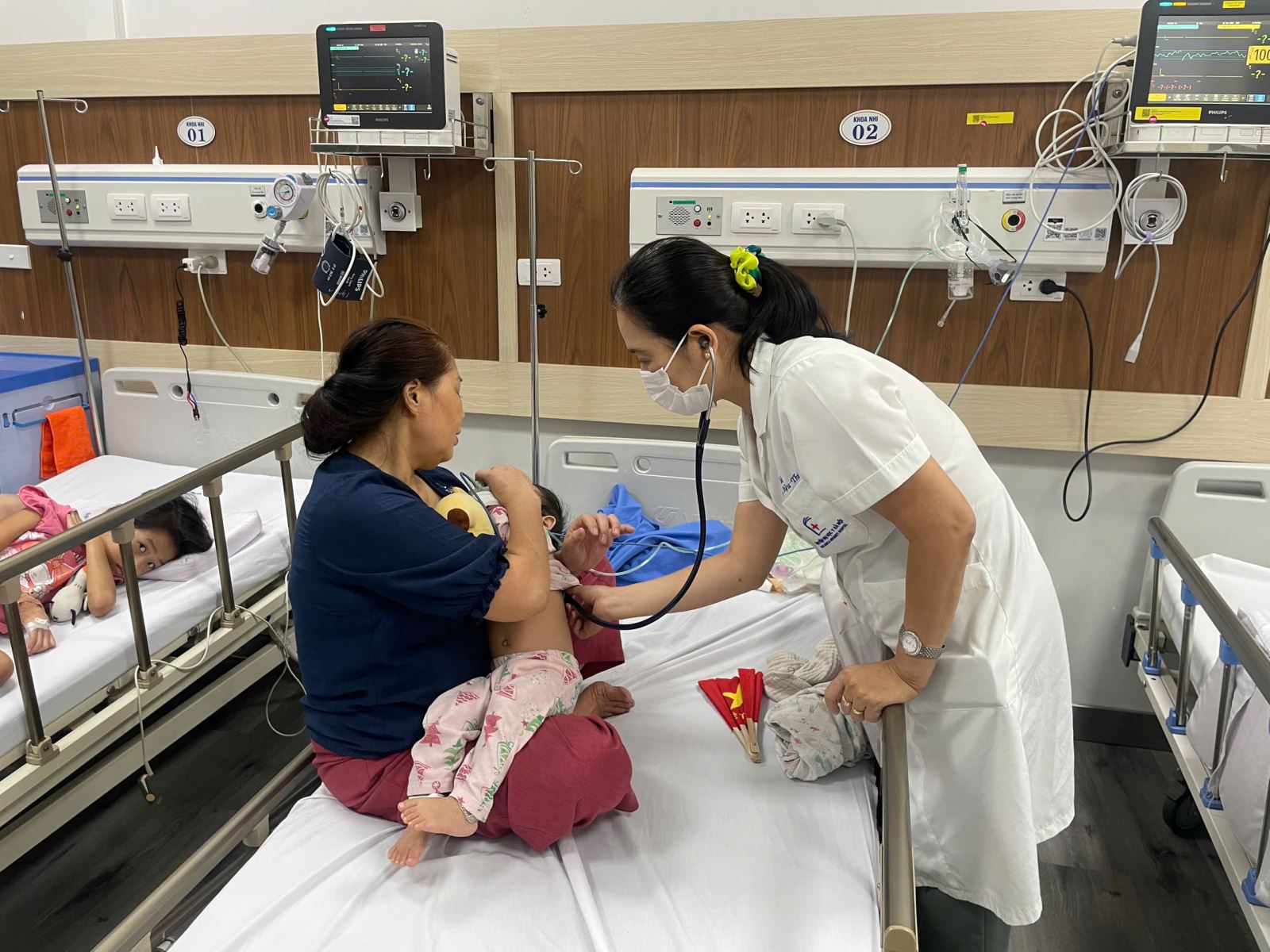 Thăm khám cho trẻ mắc cúm tại Bệnh viện Đại học Y Hà Nội.