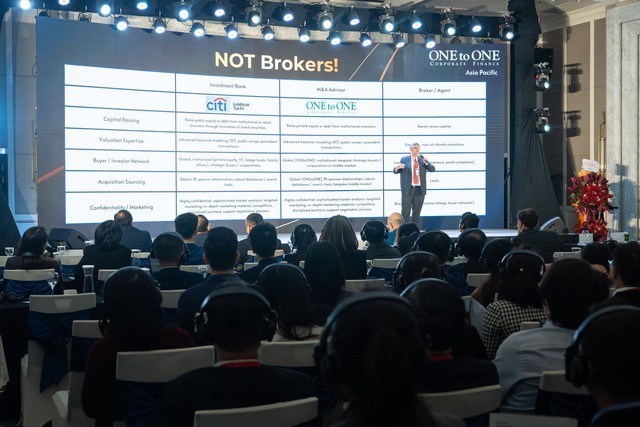 Các diễn giả nước ngoài trình bày bài báo cáo tại Hội nghị.