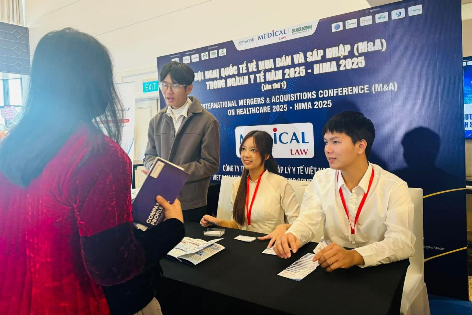 Hoạt động trao đổi thông tin hợp tác tại sự kiện.