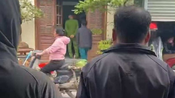 Bên ngoài hiện trường hai người đàn ông tử vong trong tư thế quỳ nghi sốc thuốc ở Hà Nội.