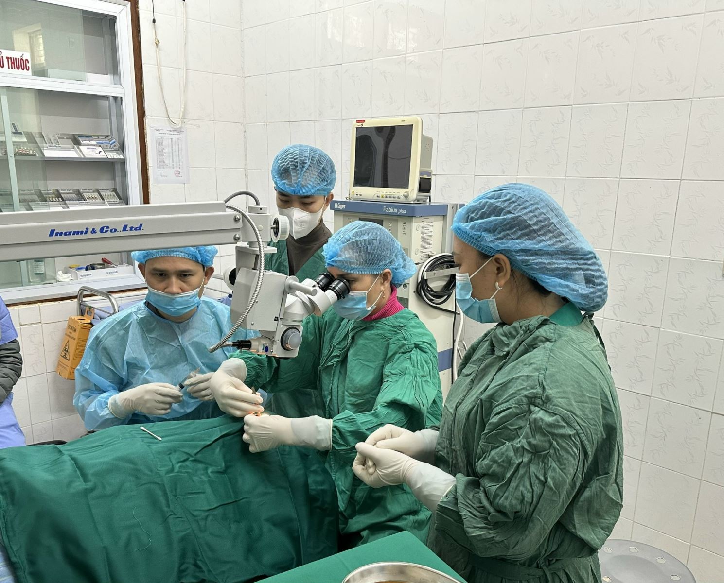 Chuyển giao kỹ thuật mổ mộng mắt giúp người dân vùng biên được điều trị ngay tại cơ sở.