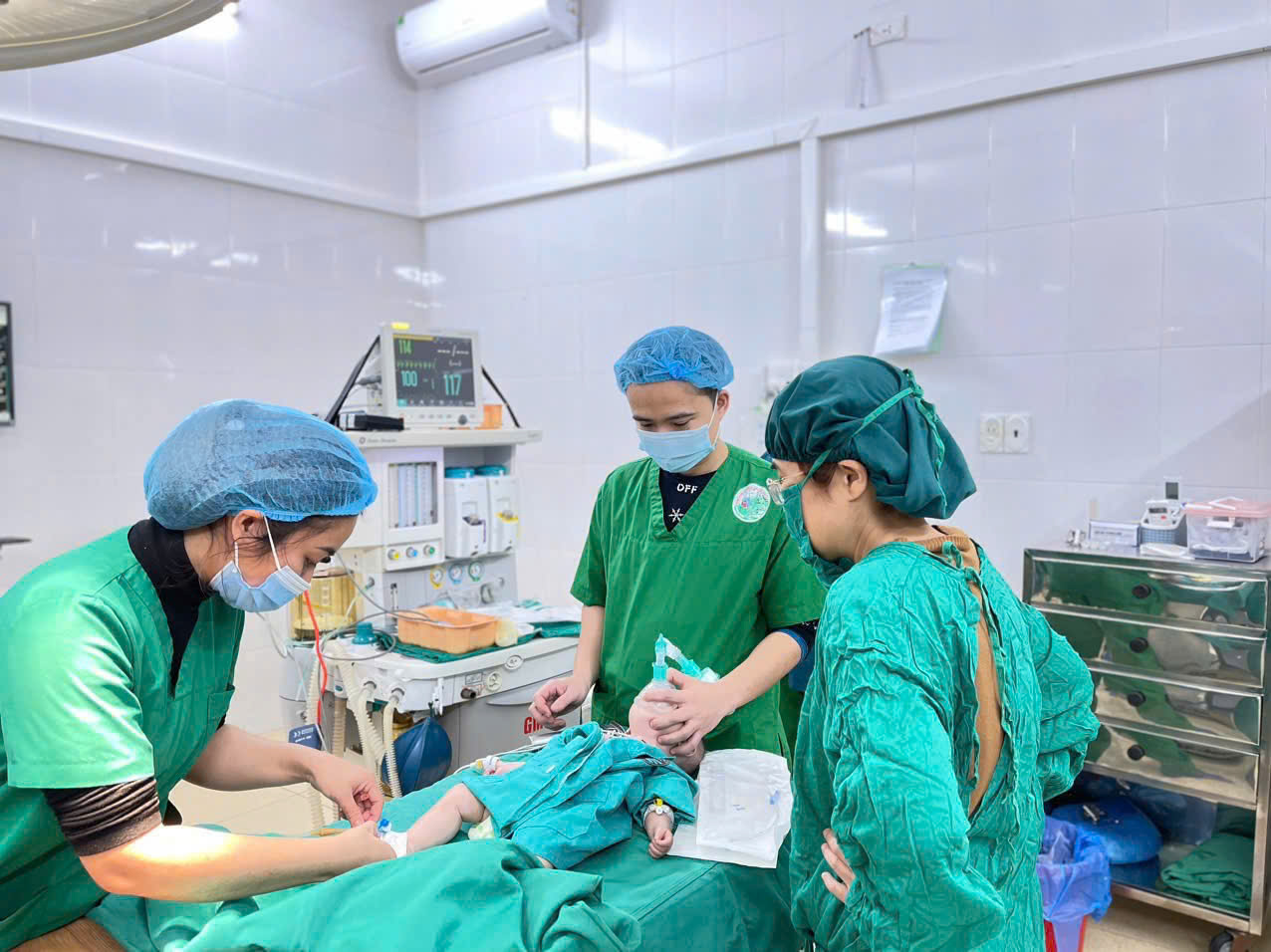 Bệnh nhi được gây mê nội khí quản và phẫu thuật sọ não.