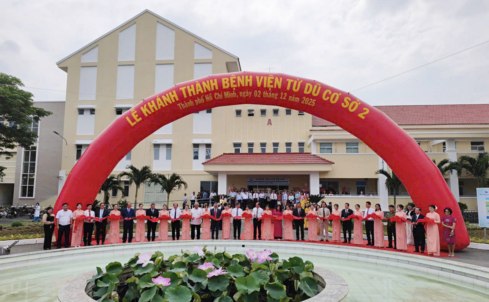 Đại biểu cắt băng khai trương Bệnh viện Từ Dũ cơ sở 2 ở Cần Giờ.