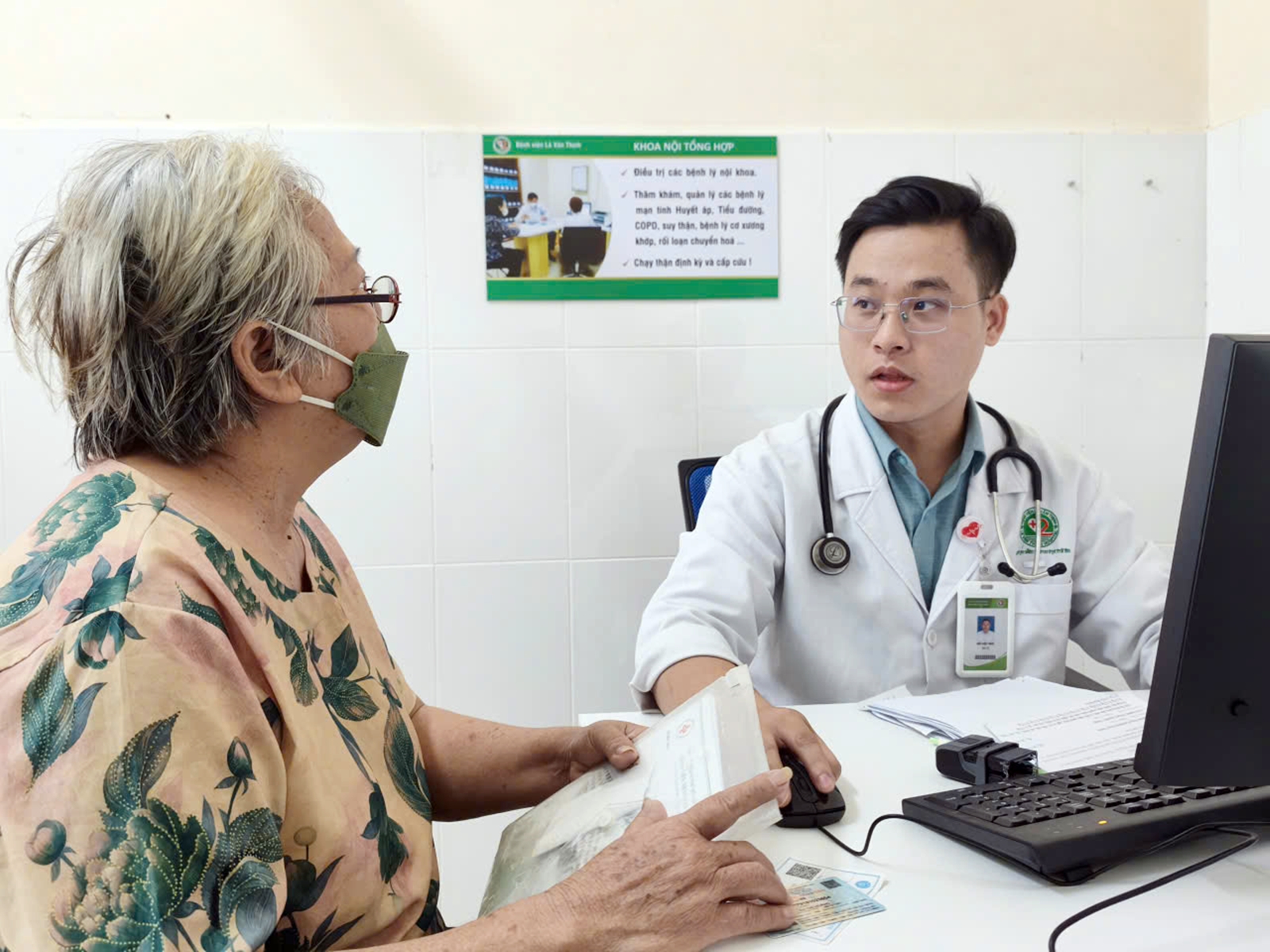 Bác sĩ Bệnh viện Lê Văn Thịnh thăm khám cho người dân.