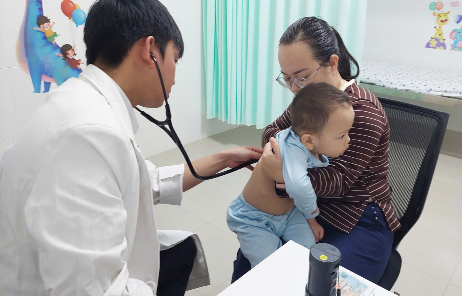 Bác sĩ Bệnh viện Nhi đồng Thành phố khám Nhi khoa.