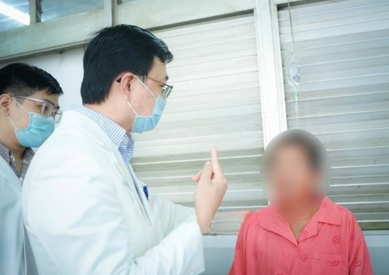 Bác sĩ Bệnh viện Chợ Rẫy kiểm tra thị lực bệnh nhân sau phẫu thuật.