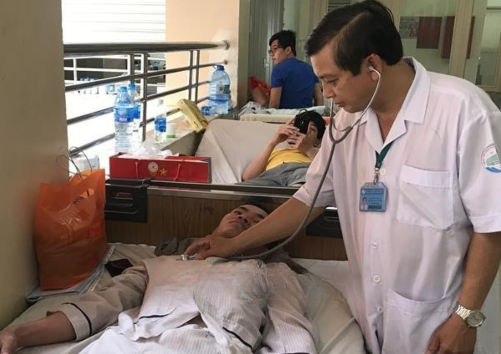 Bác sỹ Bệnh viện Bệnh Nhiệt đới TP Hồ Chí Minh khám bệnh, điều trị cho bệnh nhân mắc sốt xuất huyết.