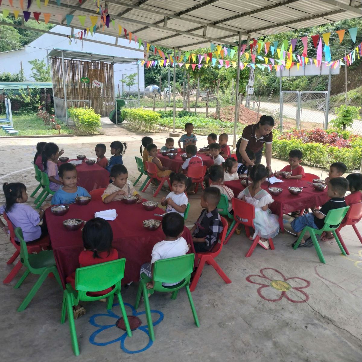 Hình ảnh bữa cơm bán trú của học sinh ở xã miền núi Nghệ An được đăng trên Fanpage dự án 