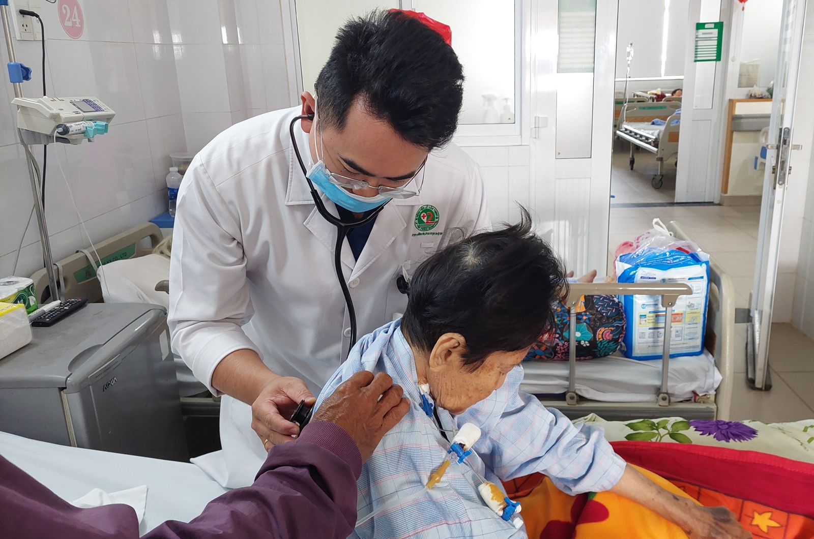 ThS.BS Đinh Hoàng Phát thăm khám, dặn dò bà B. tuân thủ điều trị, tái khám theo hẹn trước khi xuất viện.