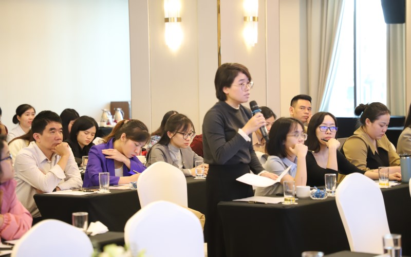 Đông đảo đại biểu tham gia hội nghị trực tiếp và trực tuyến