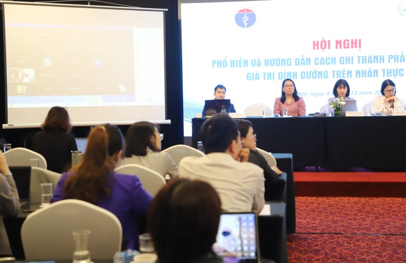 Đông đảo đại biểu tham gia hội nghị trực tiếp và trực tuyến