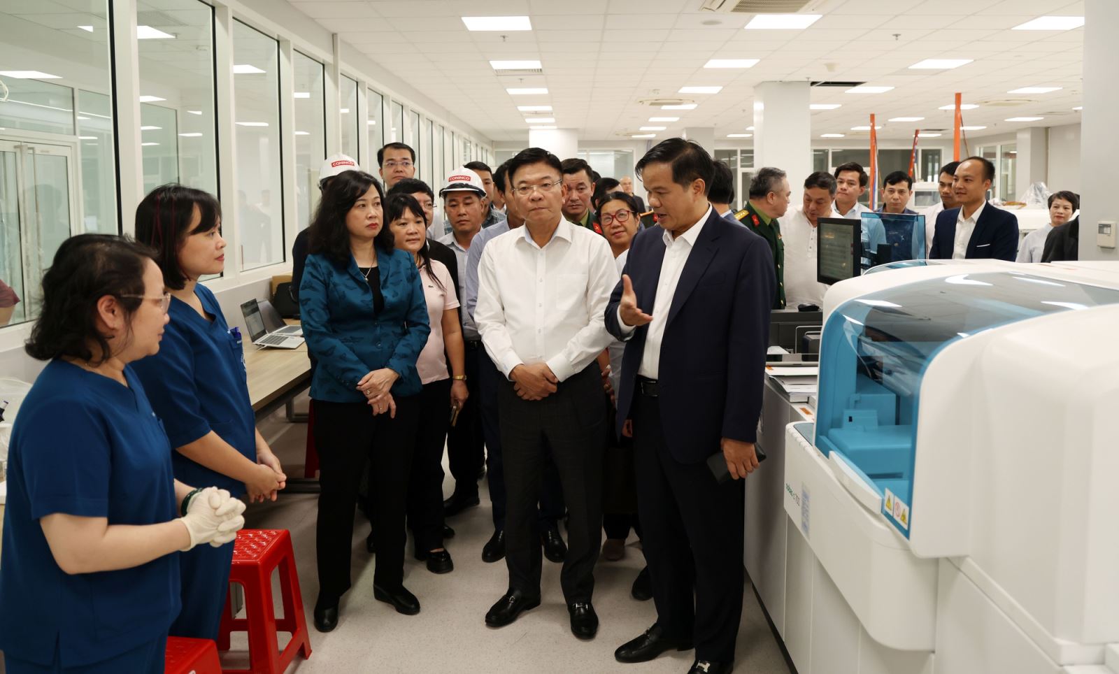 Phó Thủ tướng kiểm tra một phòng xét nghiệm tại Cơ sở 2 Bệnh viện Bạch Mai.