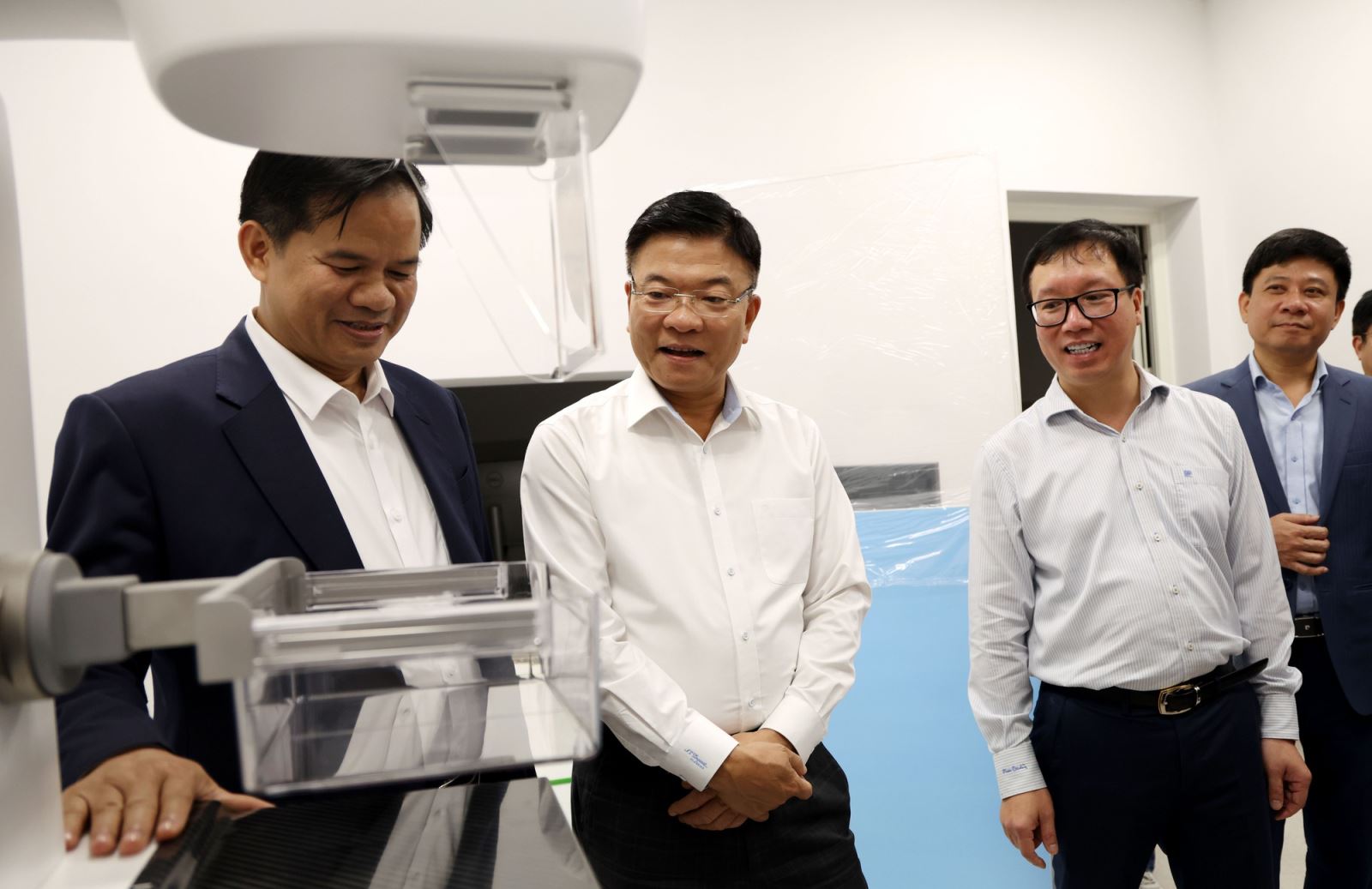 Phó Thủ tướng thị sát tại Cơ sở 2 Bệnh viện Bạch Mai.