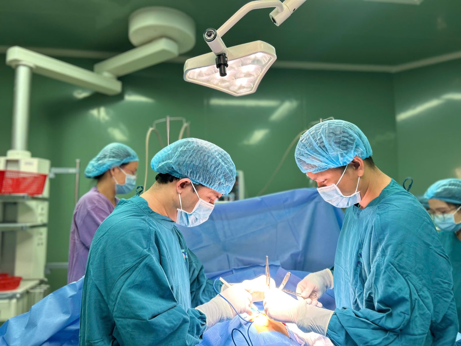 Các bác sĩ phẫu thuật mở dạ dày lấy dị vật cho bệnh nhi.