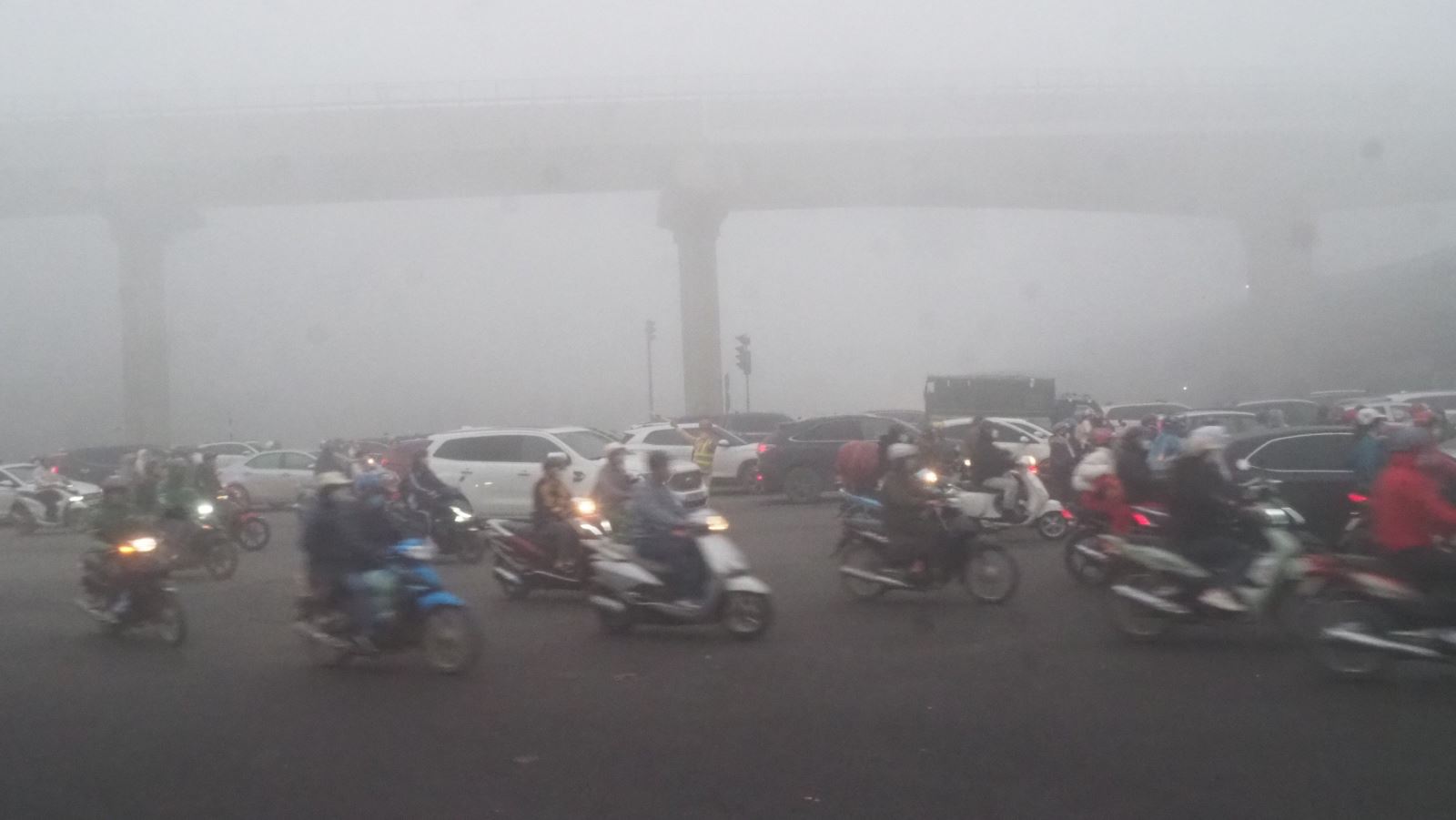 Hà Nội mù mịt vì ô nhiễm không khí.