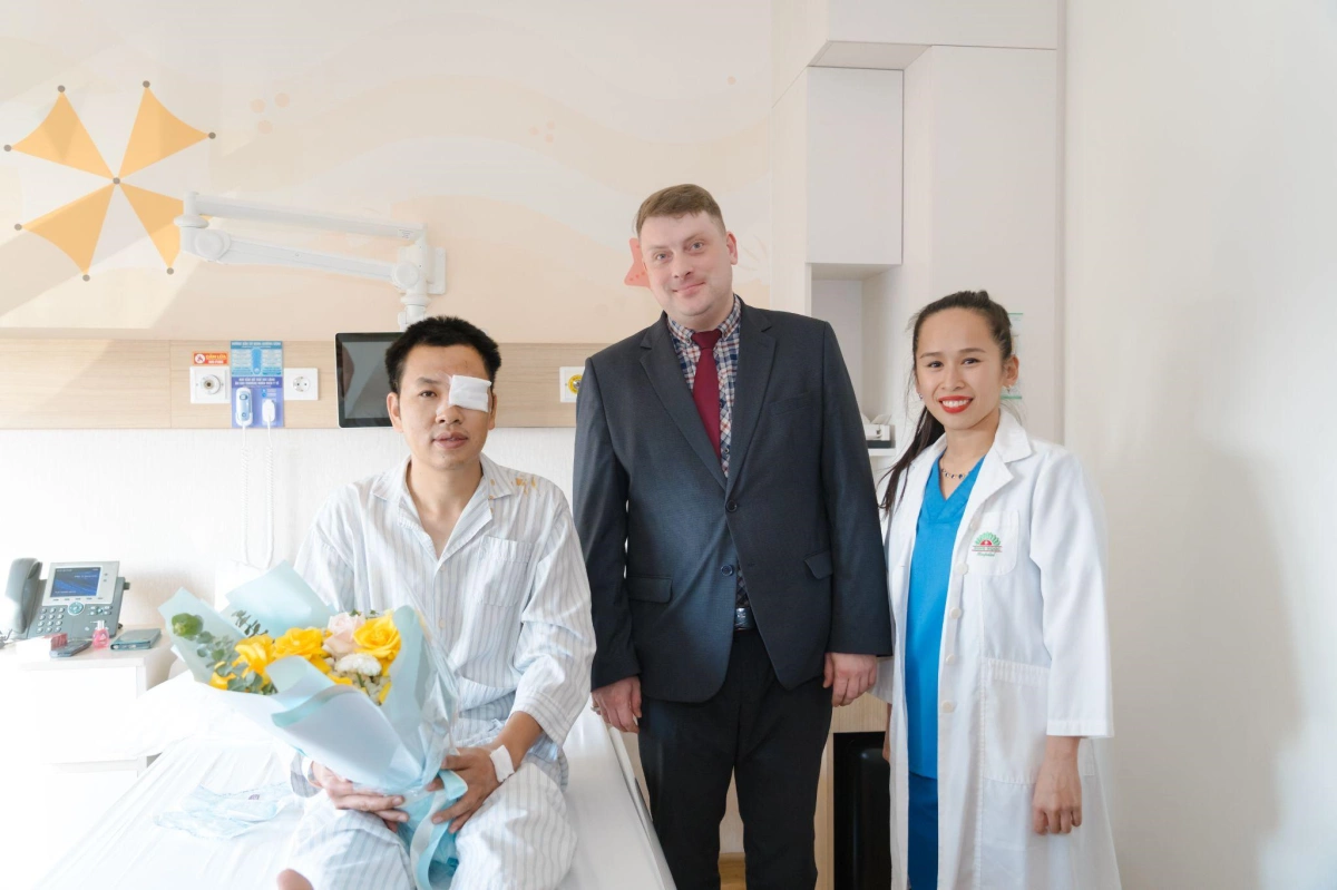 Ca ghép giác mạc đầu tiên bằng Femto LDV Z8 tại Việt Nam. Ảnh: Bệnh viện Đa khoa Hồng Ngọc