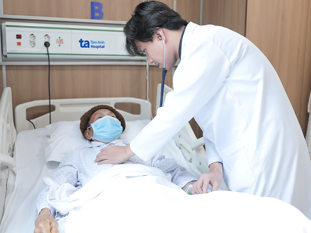 Bác sĩ kiểm tra sức khỏe ông Hùng vào ngày thứ hai sau can thiệp. Ảnh: Trung Vũ