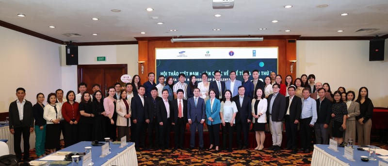 Các đại biểu chụp ảnh lưu niệm