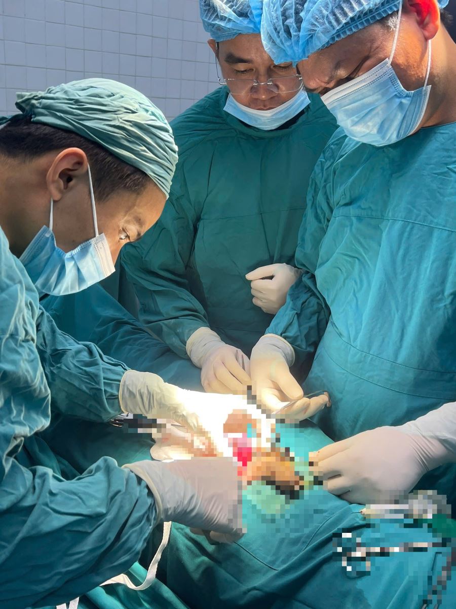 Các bác sĩ tiến hành phẫu thuật xử lý tình trạng xoắn tinh hoàn của bệnh nhân.