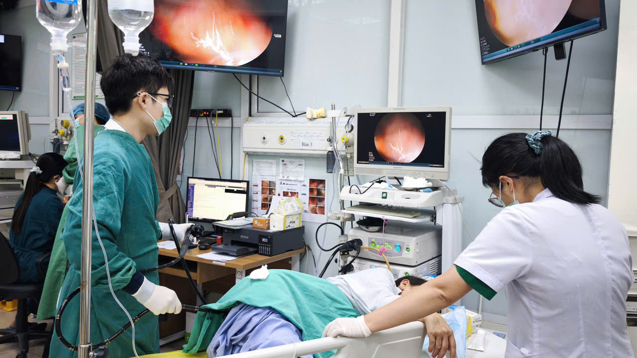 Các bác sĩ tiến hành nội soi cho bệnh nhân.