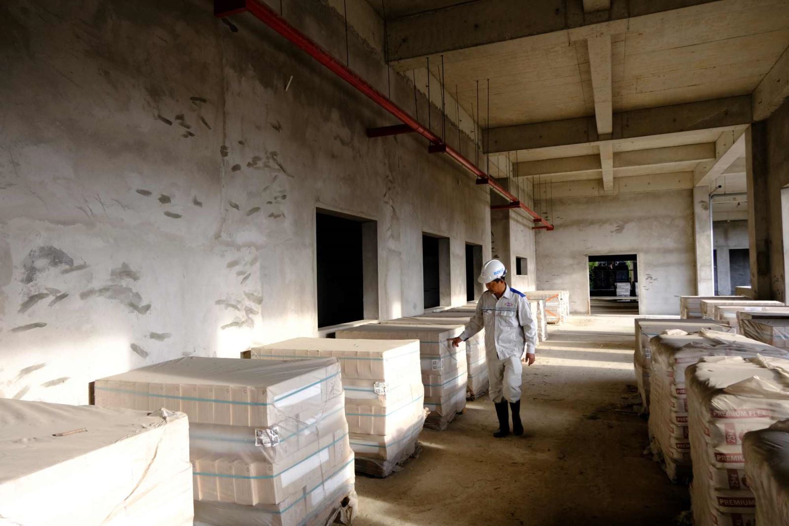 Ông Nguyễn Mạnh Trí kiểm tra vật tư bên trong Dự án đầu tư xây dựng công trình Bệnh viện Ung bướu TP Cần Thơ quy mô 500 giường.