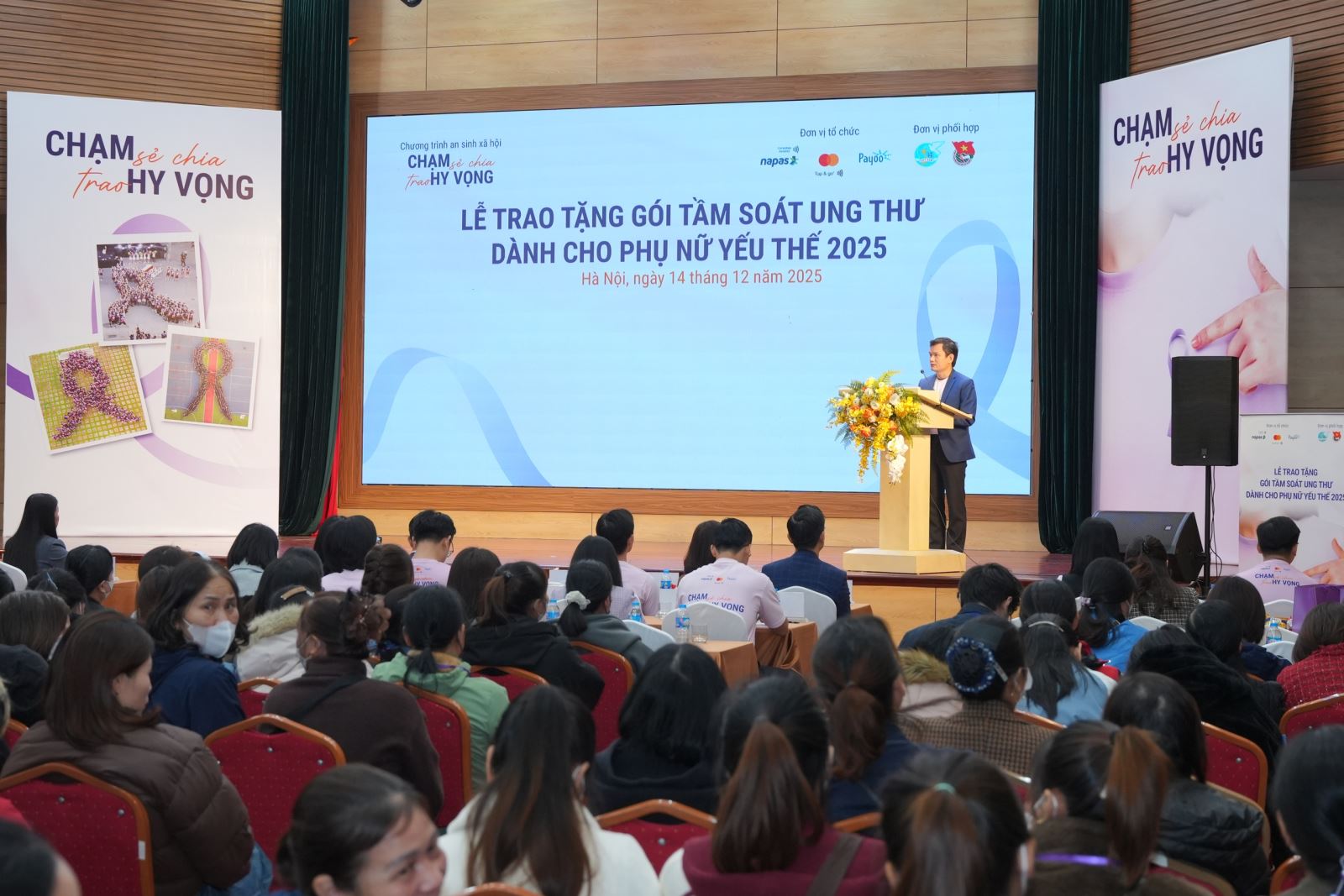 Tại chương trình các đơn vị đã trao tặng 2.010 suất tầm soát miễn phí ba loại ung thư phổ biến ở nữ giới gồm ung thư vú, cổ tử cung, buồng trứng, cùng gói xét nghiệm virus HPV cho phụ nữ yếu thế.