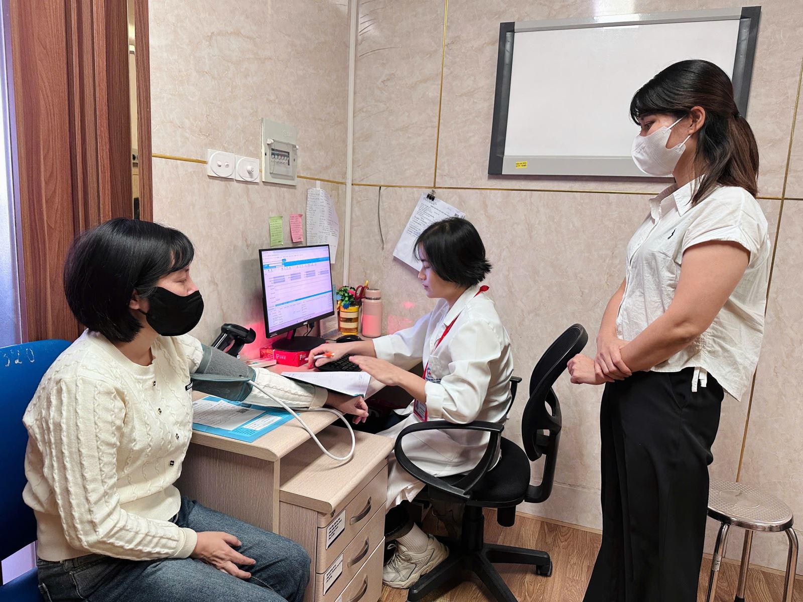 Khám sàng lọc ung thư vú, cổ tử cung và buồng trứng cho chị em yếu thế.