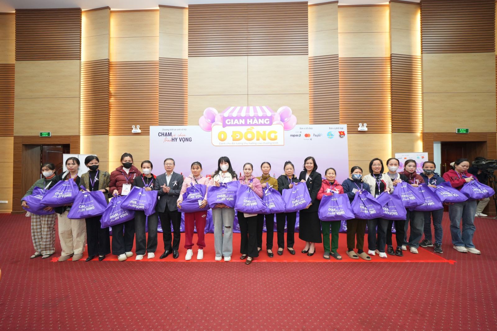 Nhiều phần quà đã được trao tặng cho chị em phụ nữ yếu thế.