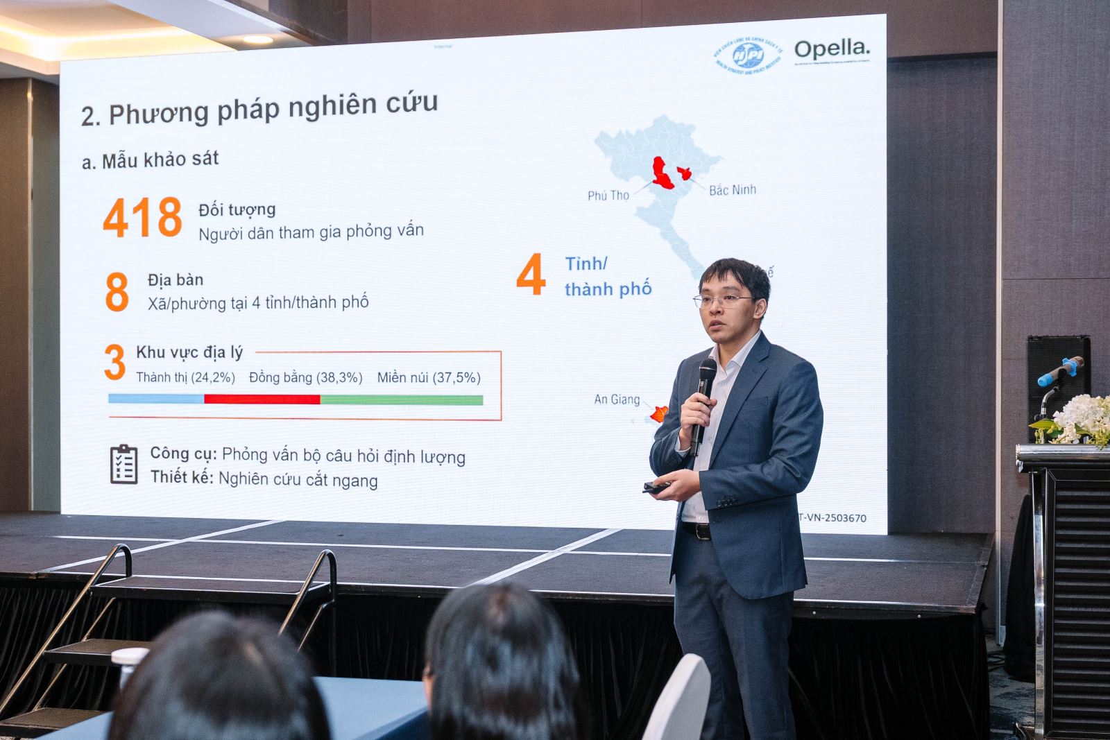 Đại diện Viện Chiến lược và Chính sách y tế chia sẻ kết quả nghiên cứu.