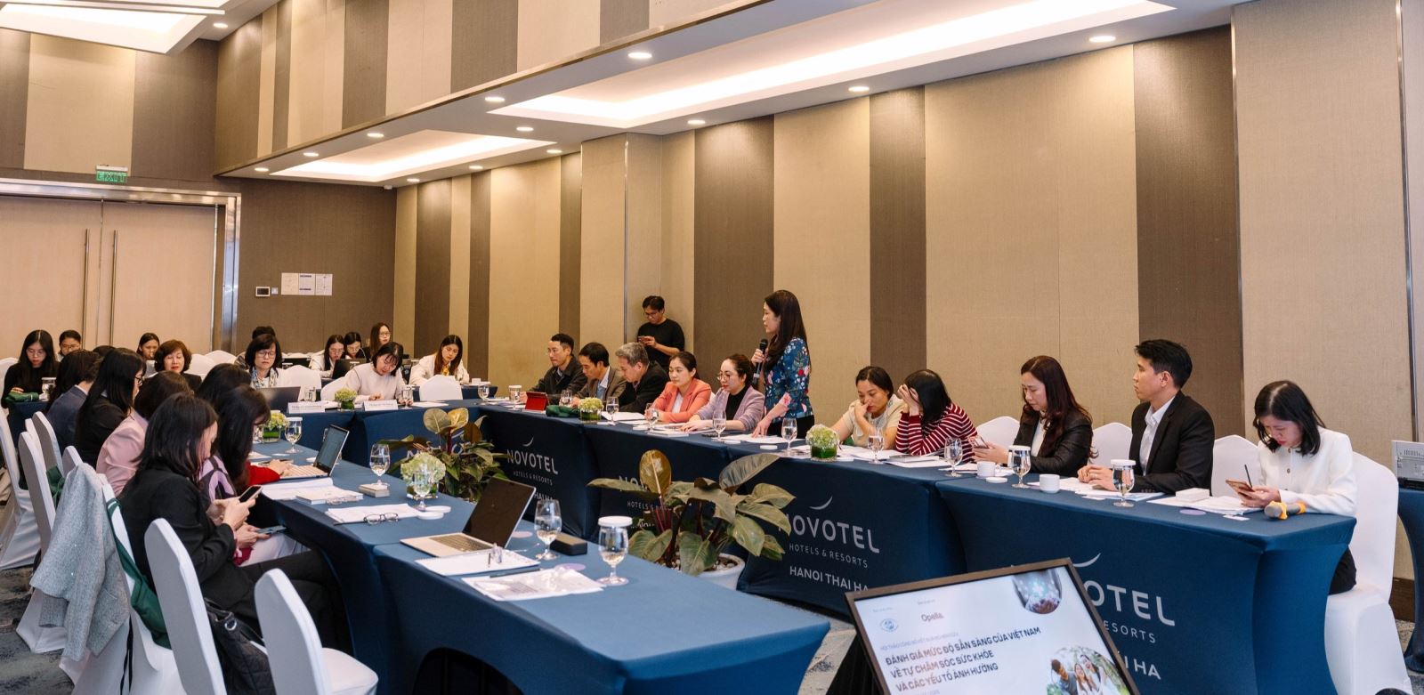 Các đại biểu đến từ các bộ, ban ngành thảo luận và đóng góp ý kiến cho nghiên cứu.