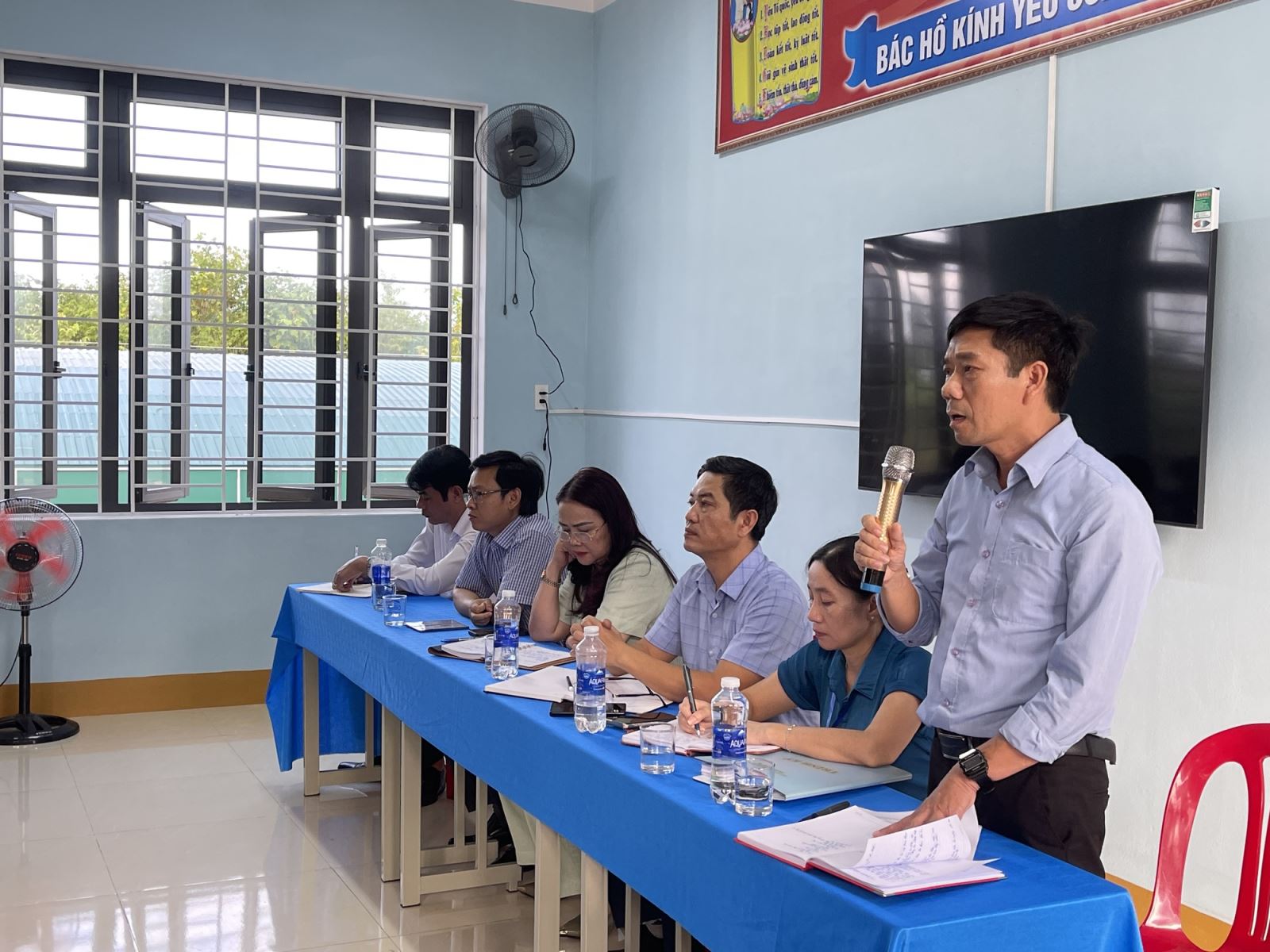 Hiệu trưởng cùng Hiệu phó nhà trường bị kỷ luật với hình thức cách chức.