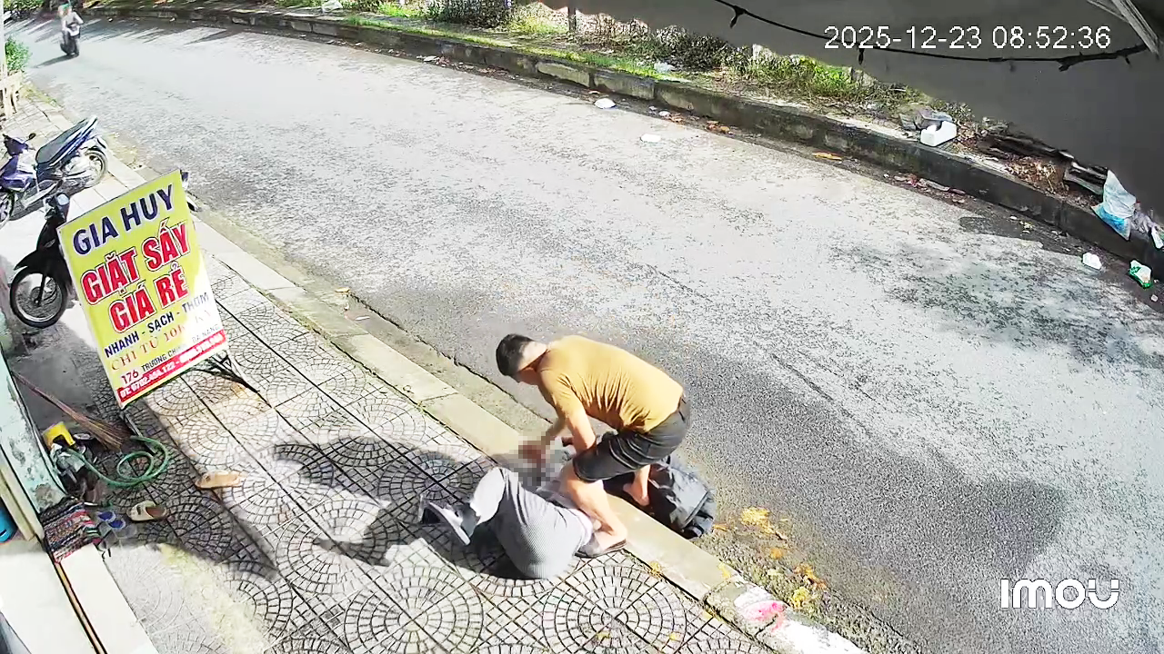 Hiện trường nơi Thường đâm chị L tới tấp.