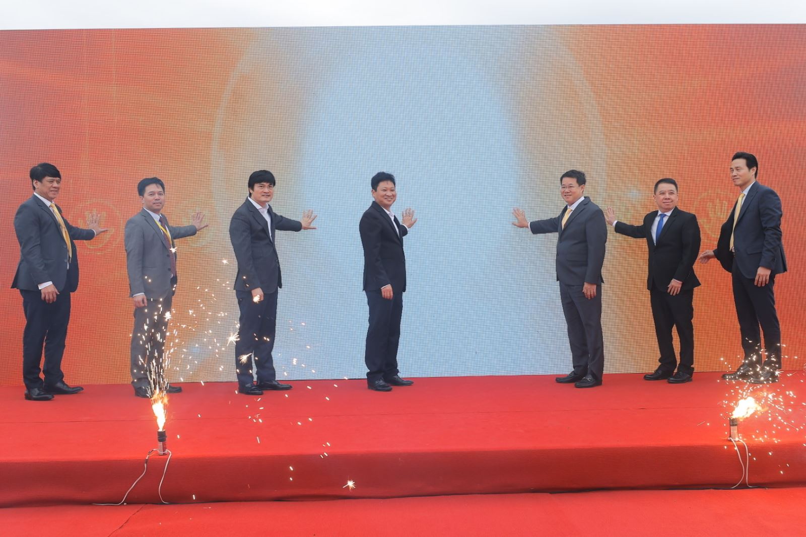 Các đại biểu nhấn khởi động triển khai mô hình thí điểm sử dụng thiết bị bay không người lái trong vận chuyển mẫu bệnh phẩm, thuốc và vật tư y tế tại Bệnh viện Đa khoa Đức Gang.