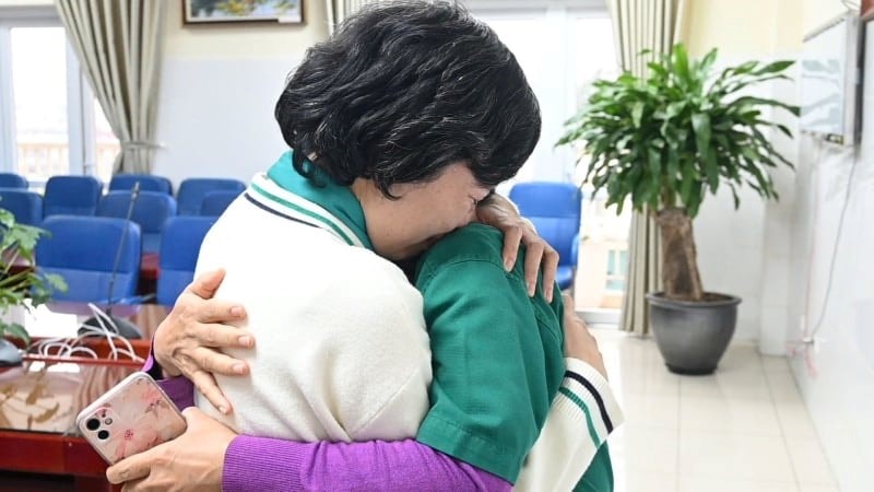 Người phụ nữ ôm bác sĩ bật khóc trong ngày xuất viện sau ca ghép phổi “hồi sinh từ cõi chết”