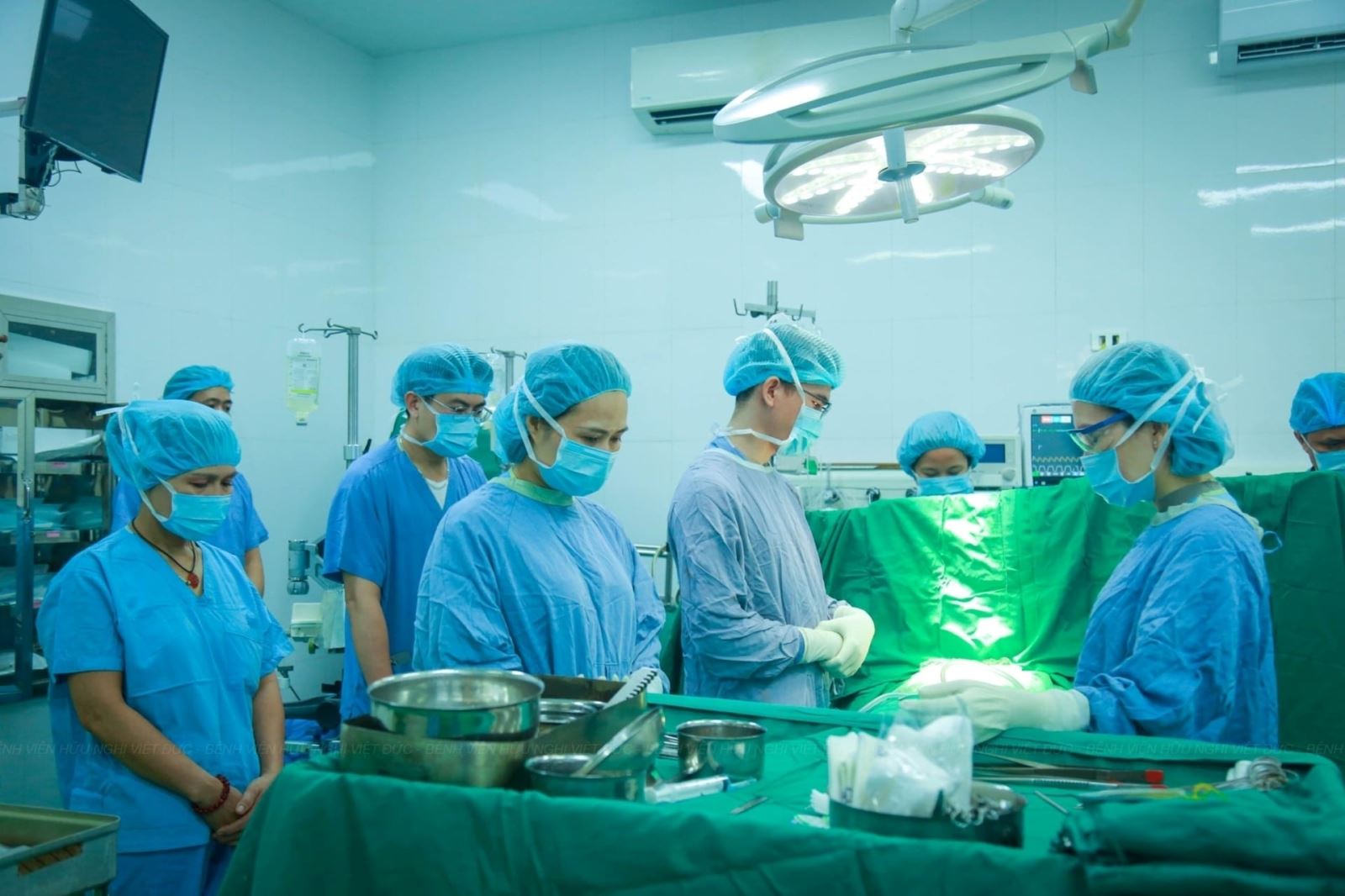 Các bác sĩ cứu đầu tri ân người hiến tạng chết não tại Bệnh viện Việt Đức.