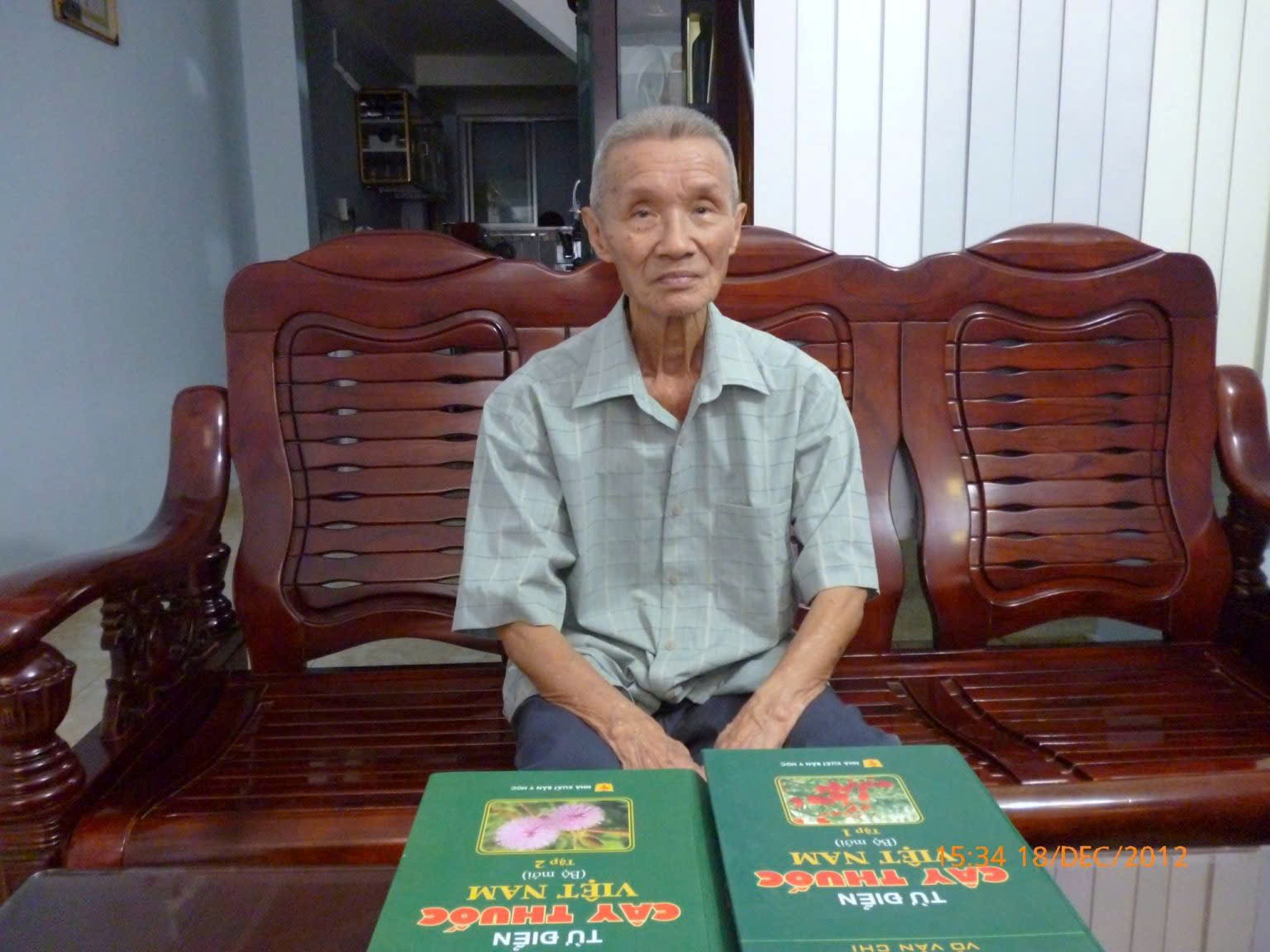 Thầy thuốc Võ Văn Chi và 2 cuốn từ điển Cây thuốc Việt Nam do ông viết và biên soạn. Ảnh: Gia đình cung cấp.