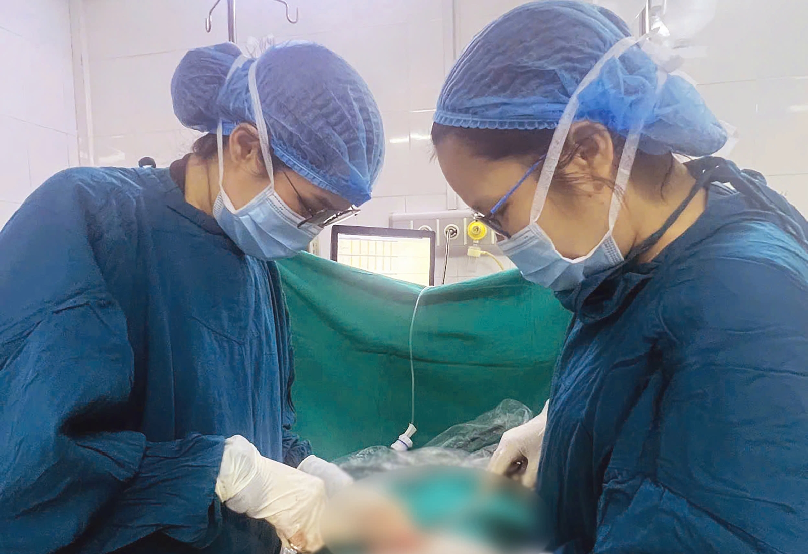 Thiếu nữ 17 tuổi được các chuyên gia Sản khoa phẫu thuật xử trí khối 2 khối u buồng trứng nguy hiểm.