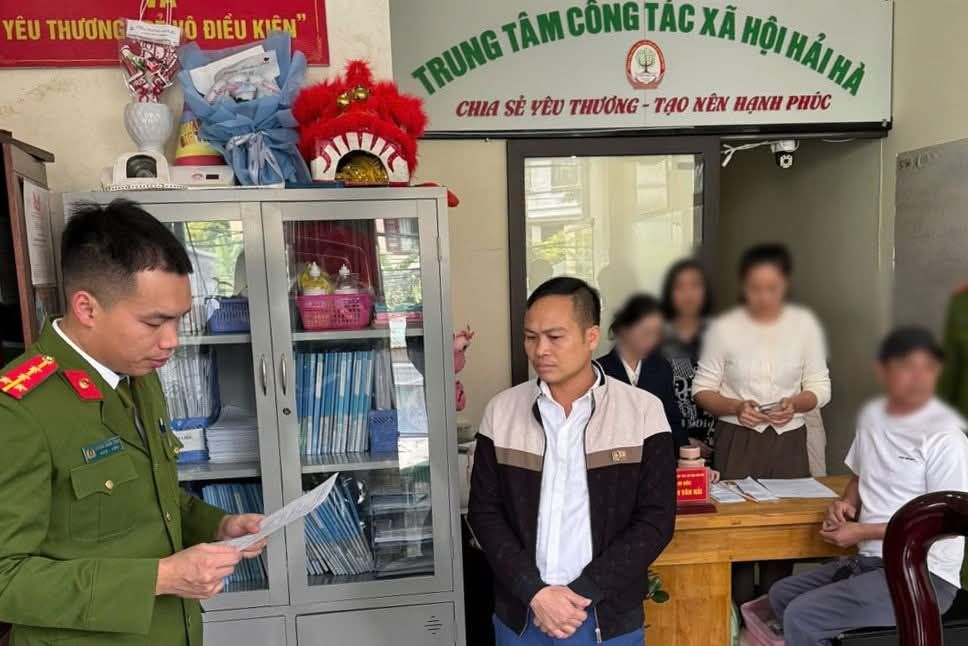 Cơ quan Cảnh sát điều tra, Công an tỉnh Quảng Ninh thực hiện quy trình tố tụng đối với Nguyễn Văn Hải - Giám đốc Trung tâm Công tác xã hội Hải Hà. Ảnh: Cơ quan Công an.